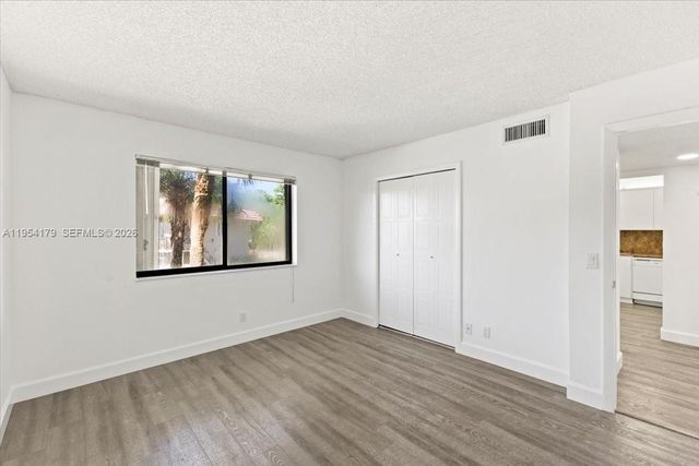 302 Lakeview Drive 203, Weston, FL 33326