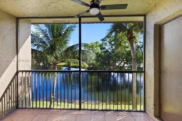 302 Lakeview Drive 203, Weston, FL 33326