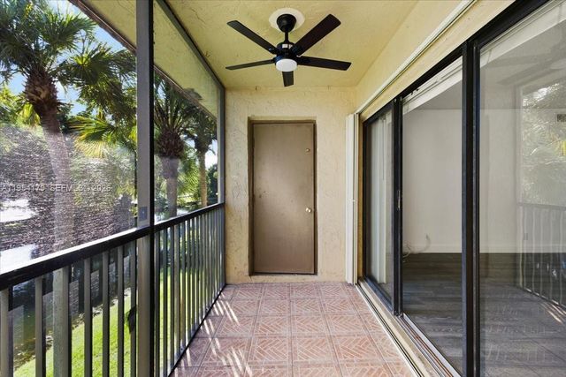 302 Lakeview Drive 203, Weston, FL 33326
