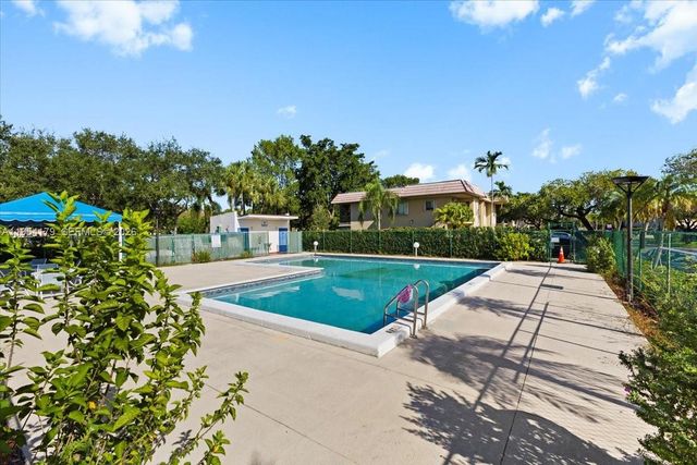 302 Lakeview Drive 203, Weston, FL 33326