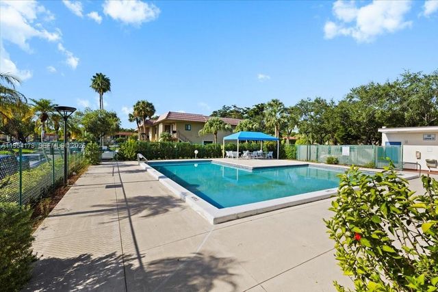 302 Lakeview Drive 203, Weston, FL 33326