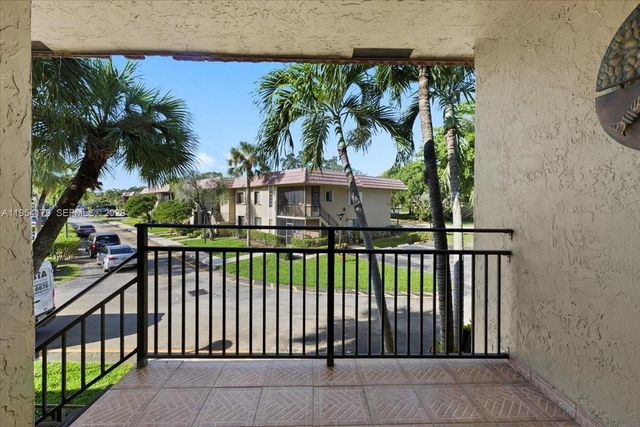 302 Lakeview Drive 203, Weston, FL 33326