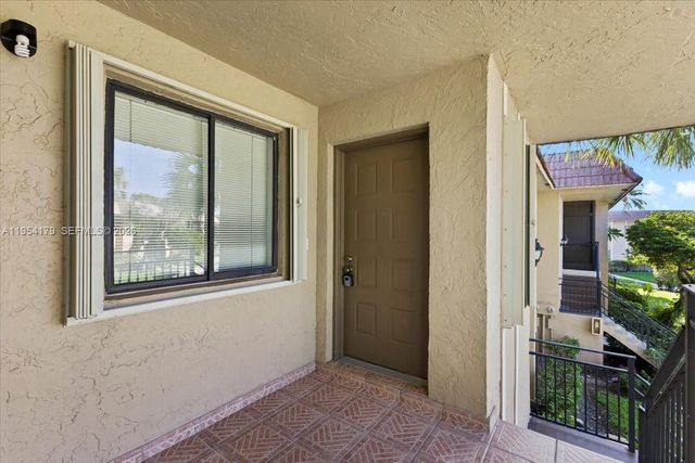 302 Lakeview Drive 203, Weston, FL 33326