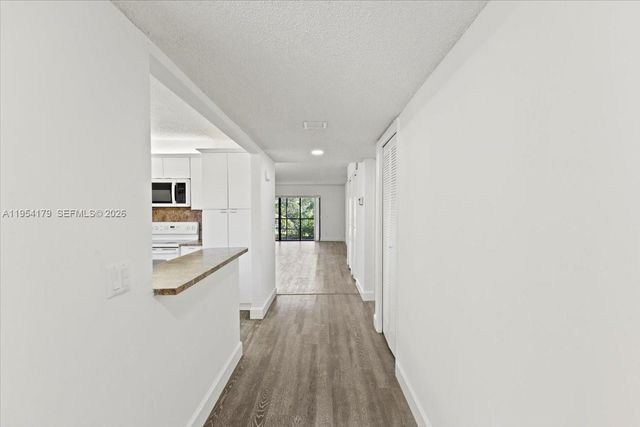 302 Lakeview Drive 203, Weston, FL 33326