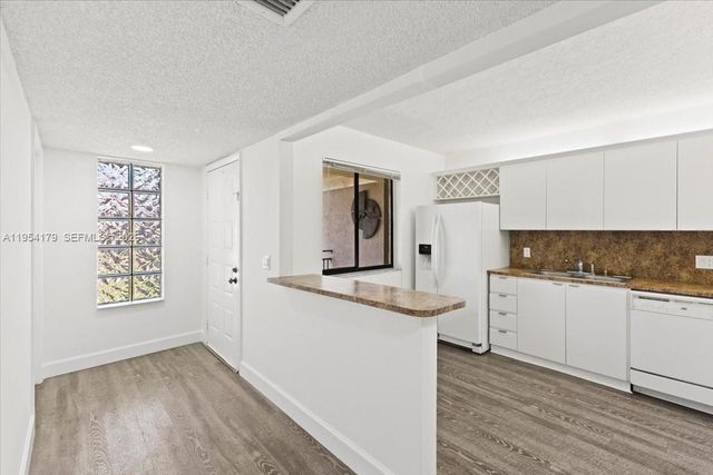 302 Lakeview Drive 203, Weston, FL 33326