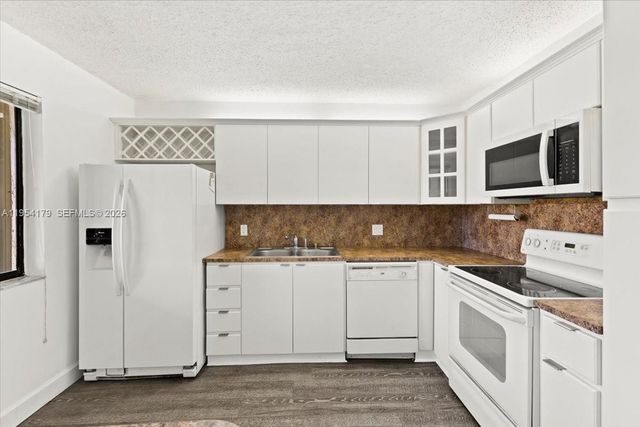 302 Lakeview Drive 203, Weston, FL 33326