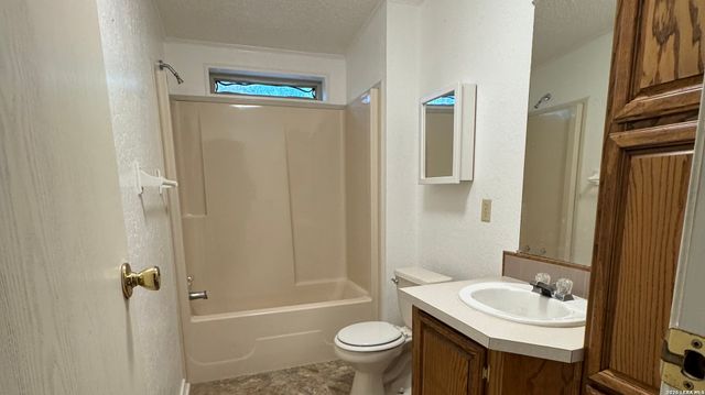 264 County Road 5633, Castroville, TX 78009