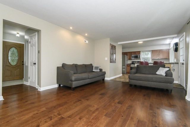 3260 S 124th STREET, West Allis, WI 53227
