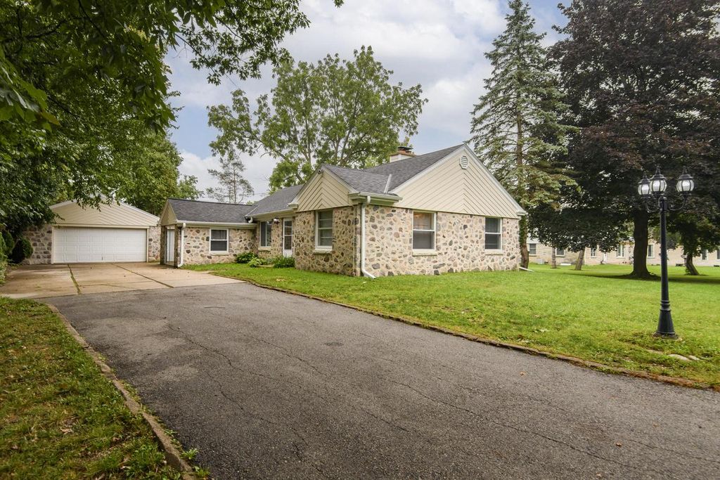 3260 S 124th STREET, West Allis, WI 53227