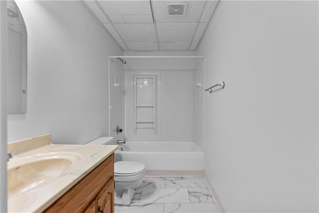 3321 NW Shannon Drive, Blue Springs, MO 64015