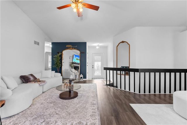 3321 NW Shannon Drive, Blue Springs, MO 64015