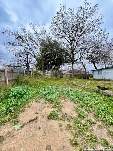 708 4th, Natalia, TX 78059
