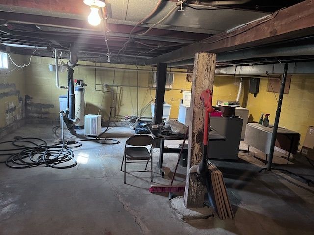 913 S 15th Avenue, Freeport, IL 61032