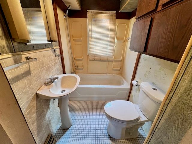 913 S 15th Avenue, Freeport, IL 61032