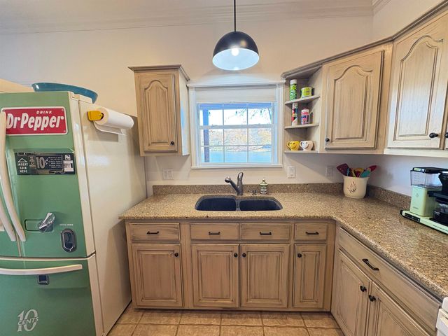 1 W Lakeshore Drive, Cherokee Village, AR 72529