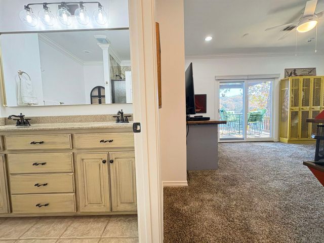 1 W Lakeshore Drive, Cherokee Village, AR 72529