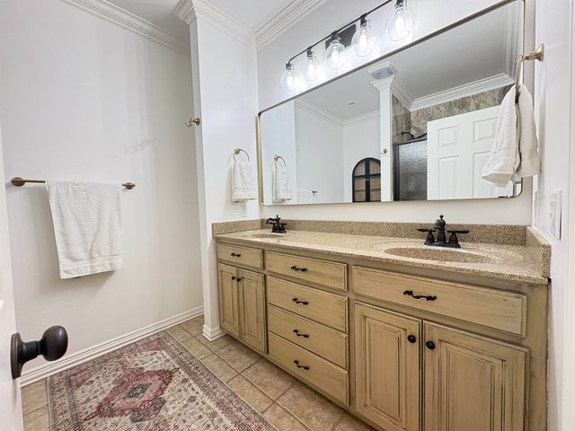 1 W Lakeshore Drive, Cherokee Village, AR 72529