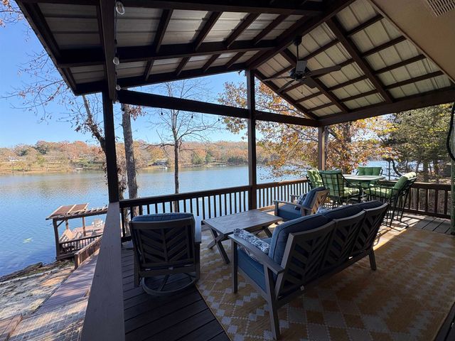 1 W Lakeshore Drive, Cherokee Village, AR 72529