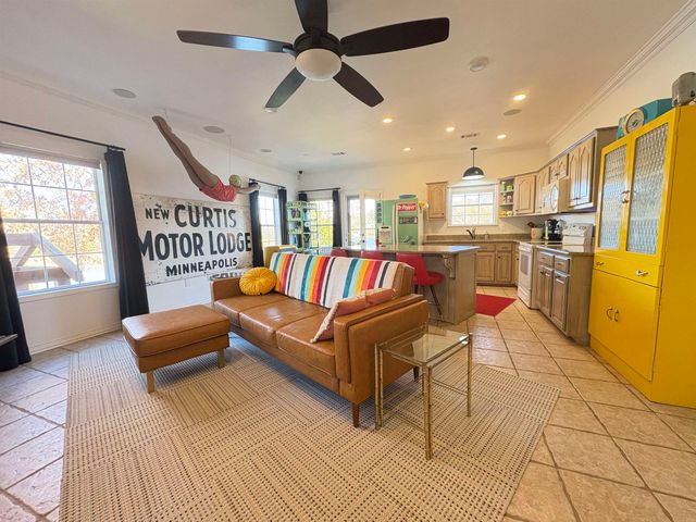 1 W Lakeshore Drive, Cherokee Village, AR 72529