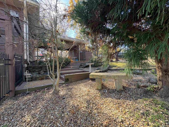 1 W Lakeshore Drive, Cherokee Village, AR 72529