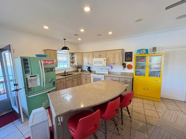 1 W Lakeshore Drive, Cherokee Village, AR 72529