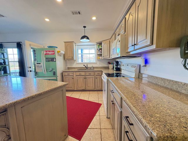 1 W Lakeshore Drive, Cherokee Village, AR 72529