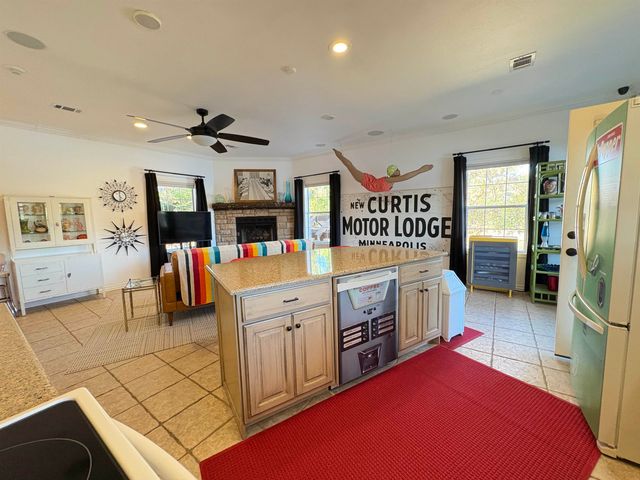 1 W Lakeshore Drive, Cherokee Village, AR 72529