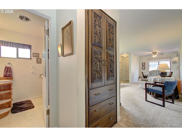 12429 Se MILL Ct, Portland, OR 97233