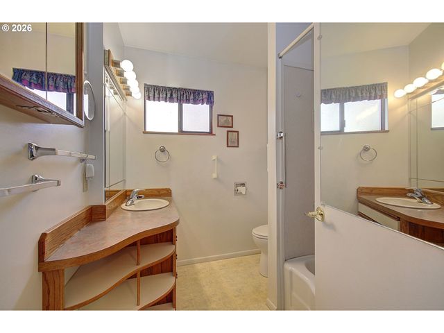 12429 Se MILL Ct, Portland, OR 97233