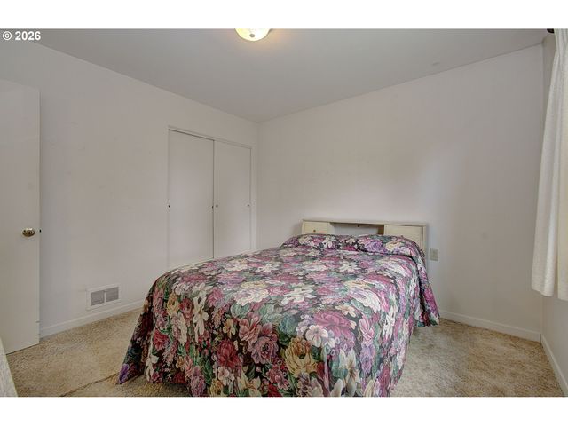 12429 Se MILL Ct, Portland, OR 97233