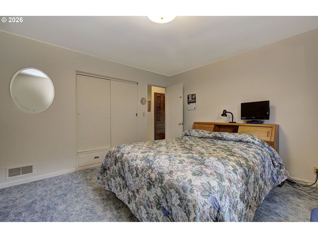 12429 Se MILL Ct, Portland, OR 97233