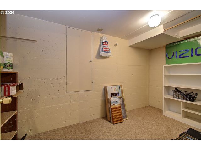 12429 Se MILL Ct, Portland, OR 97233