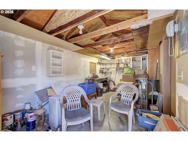 12429 Se MILL Ct, Portland, OR 97233