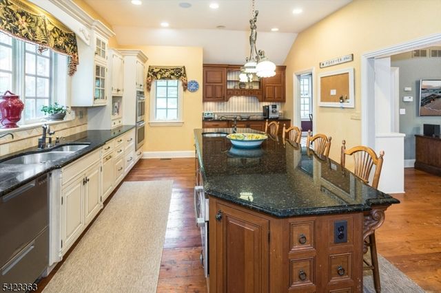 12 Red Oak Row, Chester Twp., NJ 07930
