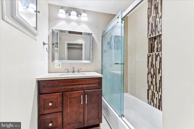 3 MAN O WAR DR, Media, PA 19063