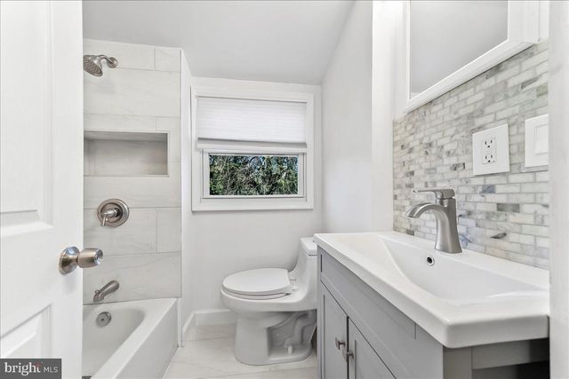 3 MAN O WAR DR, Media, PA 19063