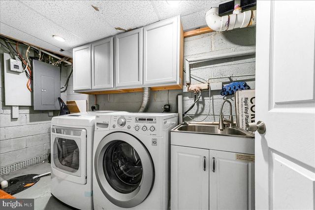 3 MAN O WAR DR, Media, PA 19063