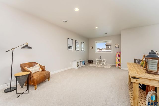 8216 E Ladyslipper Cir Circle, Sioux Falls, SD 57110