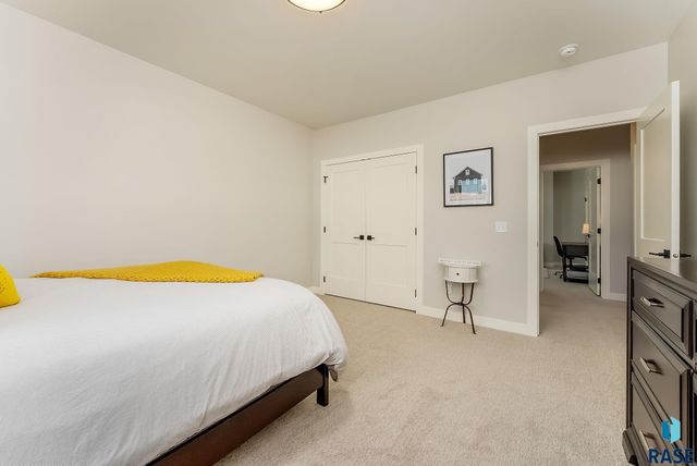 8216 E Ladyslipper Cir Circle, Sioux Falls, SD 57110