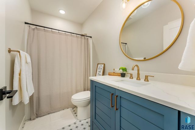 8216 E Ladyslipper Cir Circle, Sioux Falls, SD 57110