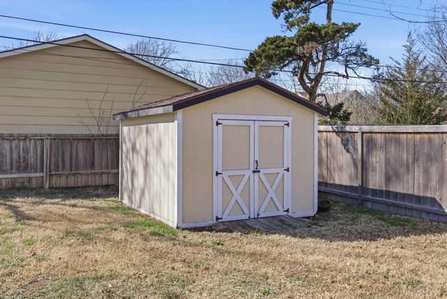 333 N Ridgewood Dr, Wichita, KS 67208