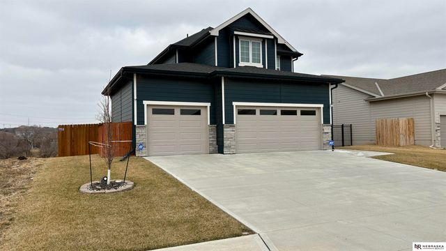 11110 Portage Drive, Papillion, NE 68046