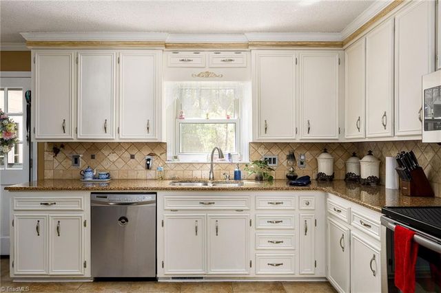 6031 Glenacre Drive, Kernersville, NC 27284