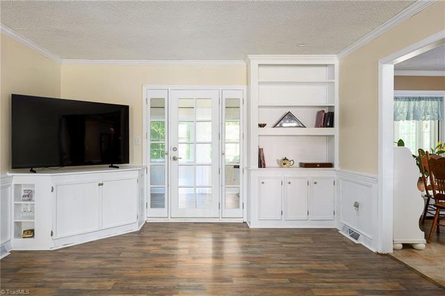 6031 Glenacre Drive, Kernersville, NC 27284