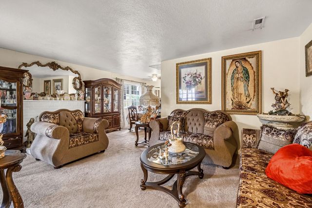 907 S Rogers Lane, Fresno, CA 93727