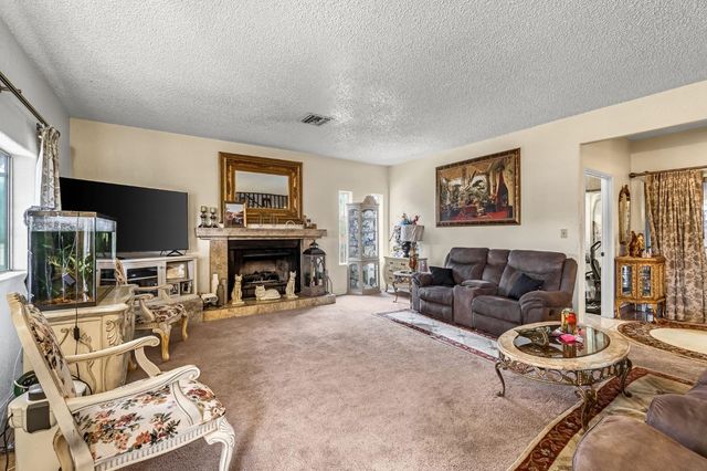 907 S Rogers Lane, Fresno, CA 93727