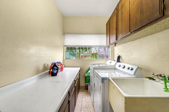 907 S Rogers Lane, Fresno, CA 93727