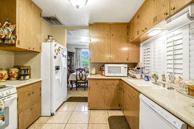 907 S Rogers Lane, Fresno, CA 93727