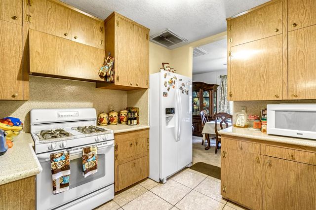 907 S Rogers Lane, Fresno, CA 93727