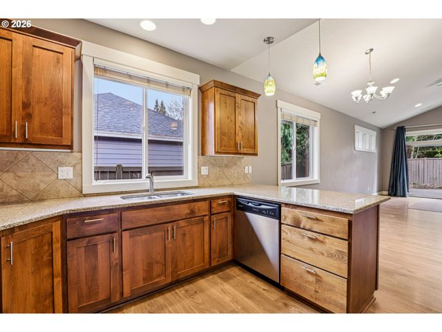 1020 N JUNIPER St, Canby, OR 97013